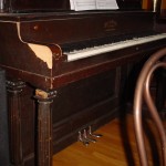 Picture of the piano at Mr. Spot's Chai House, Ballard, Washington &copy; Mahalie Pech